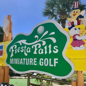 La Fiesta Ocean Inn and Suites: Fiesta Falls Miniature Golf and Ice Cream Shop